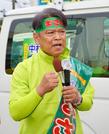　沖縄県うるま市長選が告示され、出陣式であいさつする中村正人氏＝２０日午前、うるま市