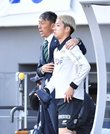 北九州×ＦＣ岐阜＝後半、交代で投入するＦＣ岐阜のＦＷ田口に指示を出す上野優作監督＝ミクニワールドスタジアム北九州
