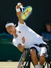 　車いすの部男子シングルス準決勝でプレーする小田凱人＝ウィンブルドン（共同）