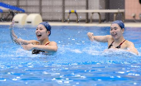 　公開練習で演技するＡＳ日本代表の比嘉もえ（左）、佐藤友花組＝東京都内