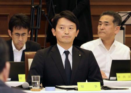 　兵庫県議会で議員の発言を聞く斎藤元彦知事＝６日午後