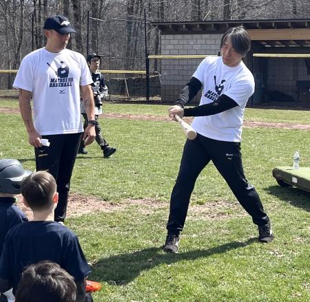 　野球教室で子どもたちに打撃指導をする松井秀喜さん（右）＝２１日、ニューヨーク近郊（共同）
