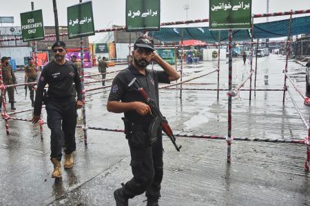　８日、インドの無人機とみられる機体の墜落を受け、警戒に当たるパキスタン警察＝パキスタン・ラワルピンディ（ＡＰ＝共同）