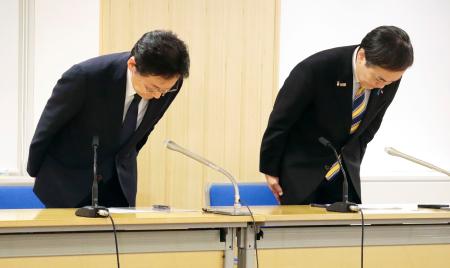 　謝罪する国民民主党東京都連の川合孝典会長（右）ら＝２４日午前、東京都庁