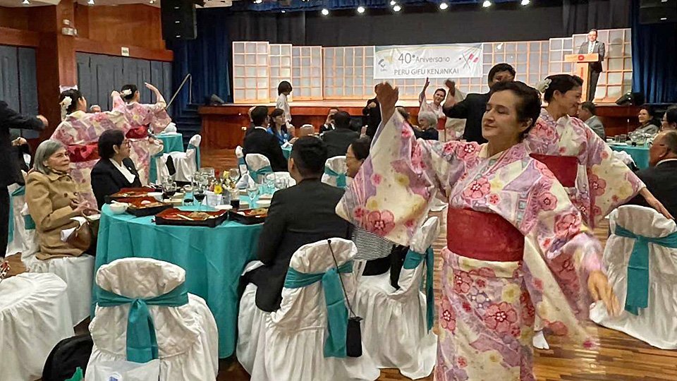 郡上おどりを披露するペルー岐阜県人会員＝ペルー・リマ市、日秘文化会館（県提供）