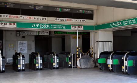 　「足利スクランブルシティスタジオ」のハチ公前改札のセット＝１１月、栃木県足利市