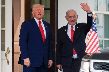 　ホワイトハウスで会談したトランプ米大統領（左）とイスラエルのネタニヤフ首相＝４月、ワシントン（ロイター＝共同）