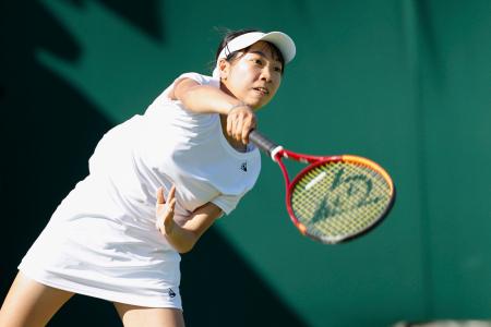 　女子シングルス１回戦でプレーする伊藤あおい＝ウィンブルドン（共同）