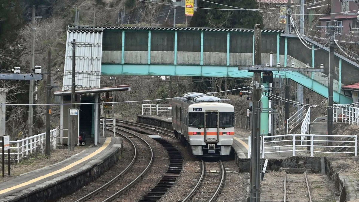 車両が停車する杉原駅＝飛騨市宮川町杉原
