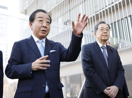 　東京都内で記者団の取材に応じる立憲民主党の野田代表（左）と公明党の斉藤代表＝１８日午後