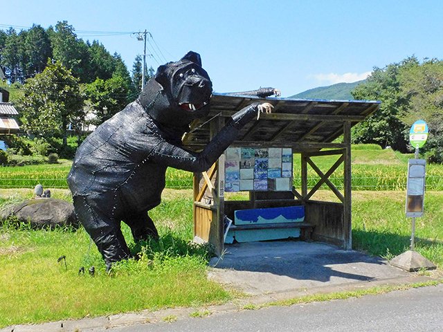 通行人らの目を引くクマのかかし＝恵那市笠置町