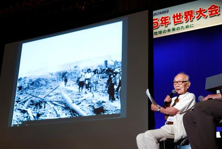 　集会で被爆体験を語る、被団協の田中熙巳代表委員＝７日午後、長崎市