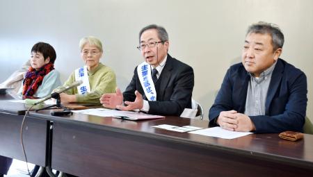 　東電柏崎刈羽原発の再稼働撤回を求めた申し入れ後、記者会見する原告団長の中島孝さん（右から２人目）ら＝６日午後、新潟県庁