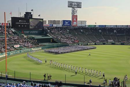 　第１０７回全国高校野球選手権大会の開会式＝２０２５年８月５日、甲子園球場