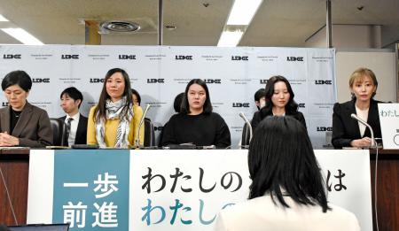 　母体保護法を巡る訴訟の判決後、記者会見する原告ら＝１７日午後、東京・霞が関の司法記者クラブ