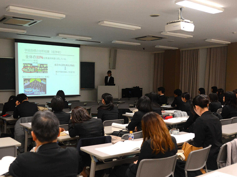 柘植ゼミの卒業論文発表会＝岐阜市柳津町高桑西、岐阜聖徳学園大