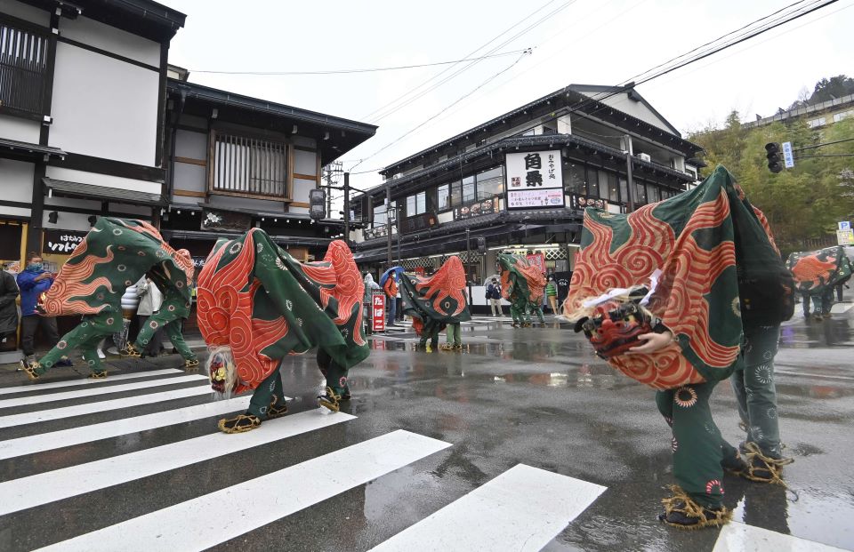 雨の中、通りで披露された獅子舞＝岐阜県高山市内
