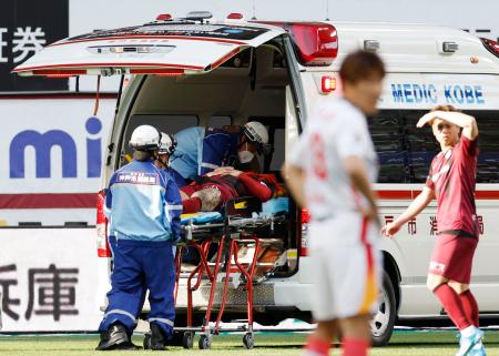 　神戸―名古屋　後半、ピッチで救急車に乗せられる神戸・トゥーレル＝ノエスタ