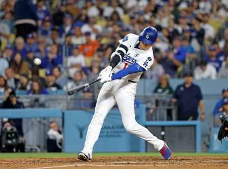 　メッツ戦の７回、２３号ソロを放つドジャース・大谷＝ロサンゼルス（共同）