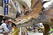 スティラコサウルスを見つめる親子＝岐阜市柳ヶ瀬通