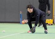 　守備練習するソフトバンク・海野＝福岡県宮若市
