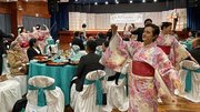 郡上おどりを披露するペルー岐阜県人会員＝ペルー・リマ市、日秘文化会館（県提供）