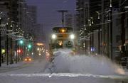 　今季初めて出動し、軌道に積もった雪を掃き飛ばす「ササラ電車」＝８日午前６時３分、札幌市中央区