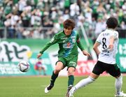 ＦＣ岐阜×松本＝後半、味方にスルーパスを出すＦＣ岐阜のＭＦ柏木＝長良川競技場