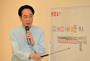 「マージャンは自分の可能性を試す場。チャレンジを忘れないで」と説く土田浩翔プロ＝大垣市三塚町、イオンタウン大垣