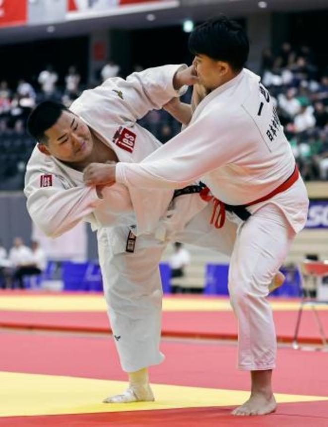 　全日本実業個人選手権の男子１００キロ超級で優勝した斉藤立（左）＝大浜だいしんアリーナ