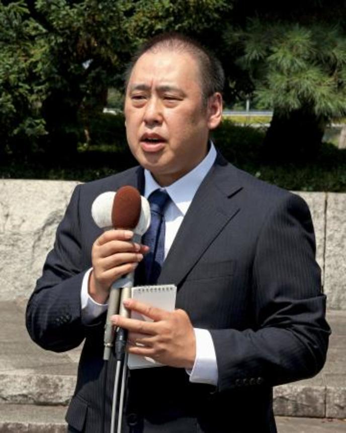 　茨城県知事選が告示され、第一声を上げる内田正彦氏＝２１日午前、水戸市