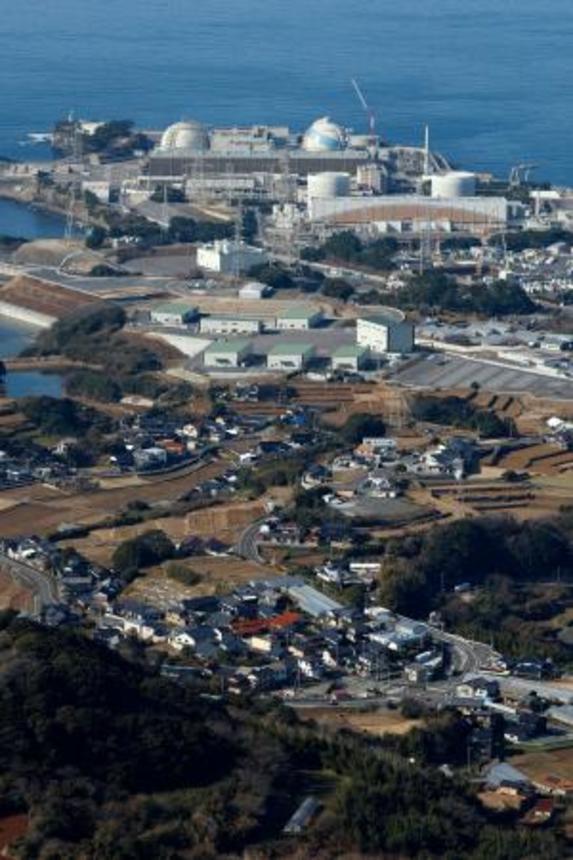 　九州電力玄海原発（奥）が立地する佐賀県玄海町＝１月