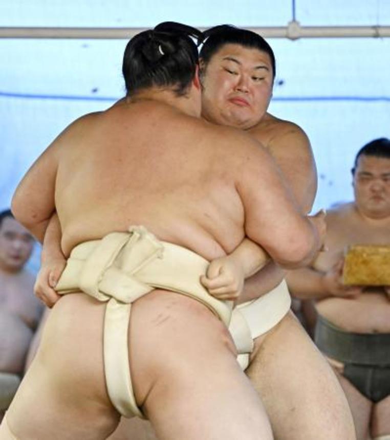 　二所ノ関一門の連合稽古で琴桜（手前）と相撲を取る大の里＝６日、名古屋市の高田川部屋宿舎