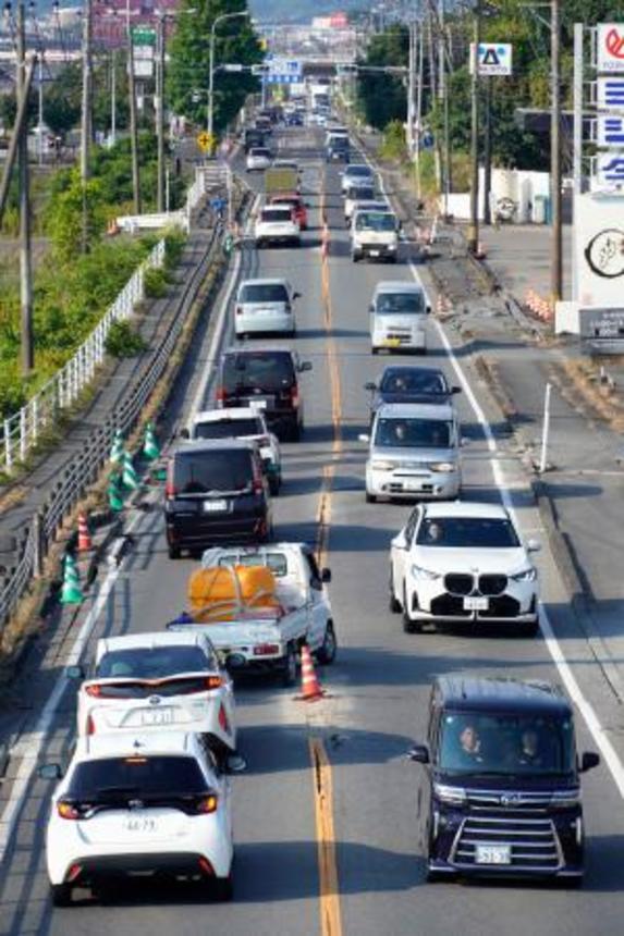 　路面のところどころが隆起し、渋滞する国道３号＝２日、熊本県氷川町
