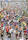 ３年ぶりの通常開催になった高橋尚子杯ぎふ清流ハーフマラソン＝２４日午前８時４４分、岐阜市内