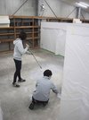 アトリエ立ち上げに向け、５人が自ら塗装をした＝１０月