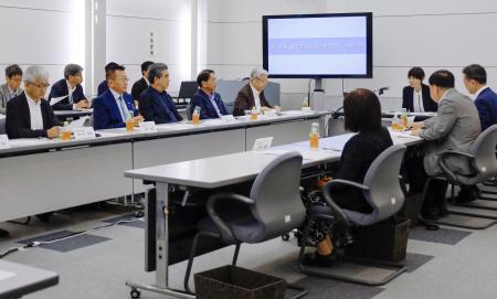 　原爆資料館で開かれた混雑対策などを議論する有識者懇談会＝２８日午前、広島市中区
