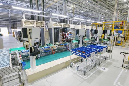 　ダイキン工業の堺製作所臨海工場の生産ライン（同社提供）