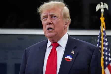 　米中間選挙の期日前投票を終え、取材に応じるトランプ大統領＝２４日、フロリダ州（ゲッティ＝共同）