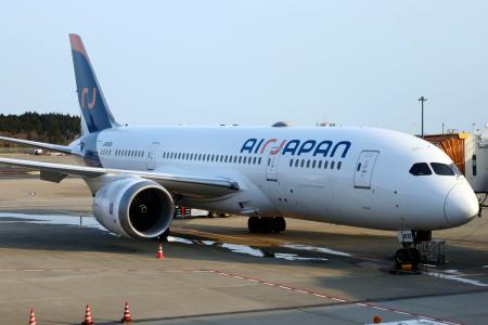 　３月で運航を休止するエアージャパンの機体＝２８日午後、成田空港