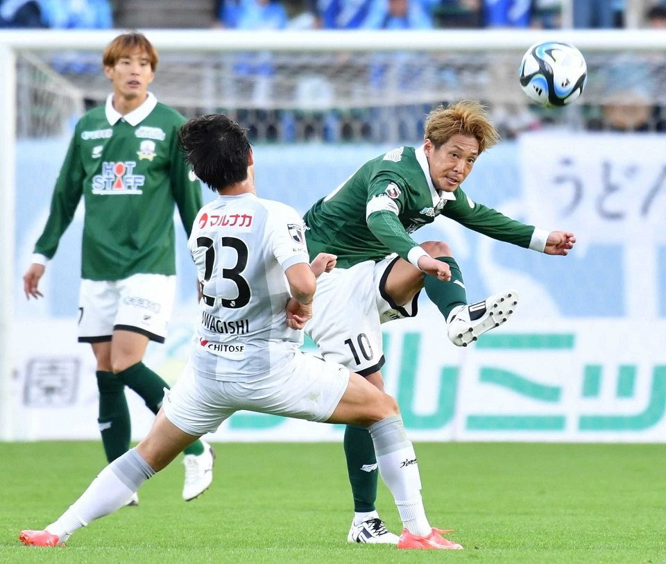 ＦＣ岐阜×讃岐＝後半、前線にパスを出すＦＣ岐阜のＭＦ庄司＝長良川競技場