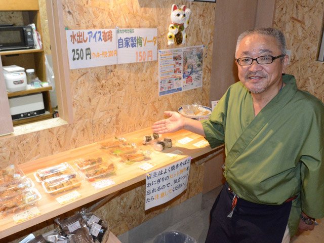 手作りした総菜を示す石田博昭さん＝揖斐川町谷汲名礼、山の里工房源