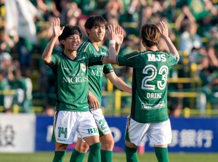 　柏に競り勝ち、タッチを交わす東京Ｖ・福田（左）＝三協Ｆ柏