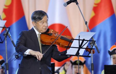 　モンゴルのフレルスフ大統領夫妻主催の晩さん会で、ビオラを演奏される天皇陛下＝８日、ウランバートル（代表撮影・共同）