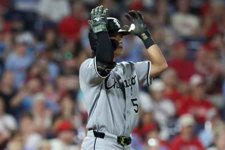 　フィリーズ戦の８回、代打で出場して投直に倒れたホワイトソックス・西田＝フィラデルフィア（ロイター＝共同）