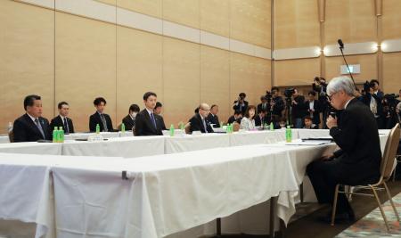 　成田空港の滑走路新設を巡る協議会で、千葉県芝山町の麻生孝之町長（左端）らにあいさつする成田国際空港会社の藤井直樹社長（右端）＝１０日午後、千葉県成田市