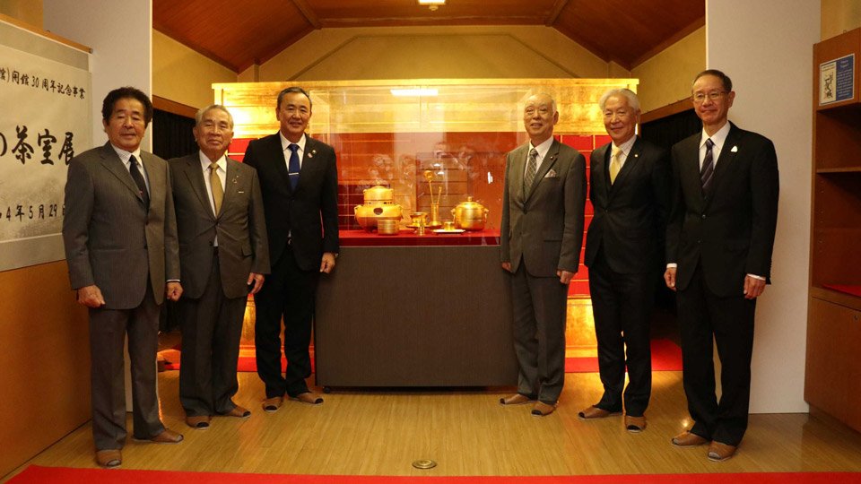 贅を尽くした「黄金の茶室」の展示を喜ぶ関係者＝大垣市墨俣町墨俣、墨俣一夜城