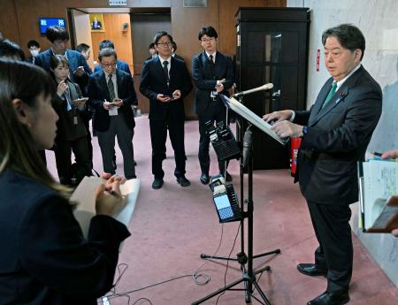 　閣議後に記者会見する林総務相＝１２日午前、国会