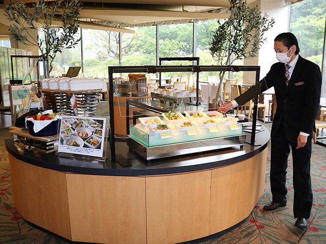 和食、洋食、中華の総菜から選んでテークアウトができる特設コーナー