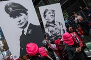 　ナチスの制服姿で描いたトランプ米大統領（右）とロシアのプーチン大統領のプラカードを掲げ、「ＮＯ　ＫＩＮＧＳ（王はいらない）」デモに参加した人たち＝米ニューヨーク（ロイター＝共同）